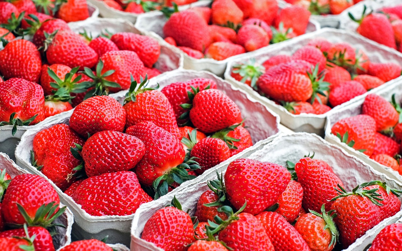 Schalen mit Erdbeeren an einem Verkaufsstand. Foto: Couleur (Pixabay 2020)