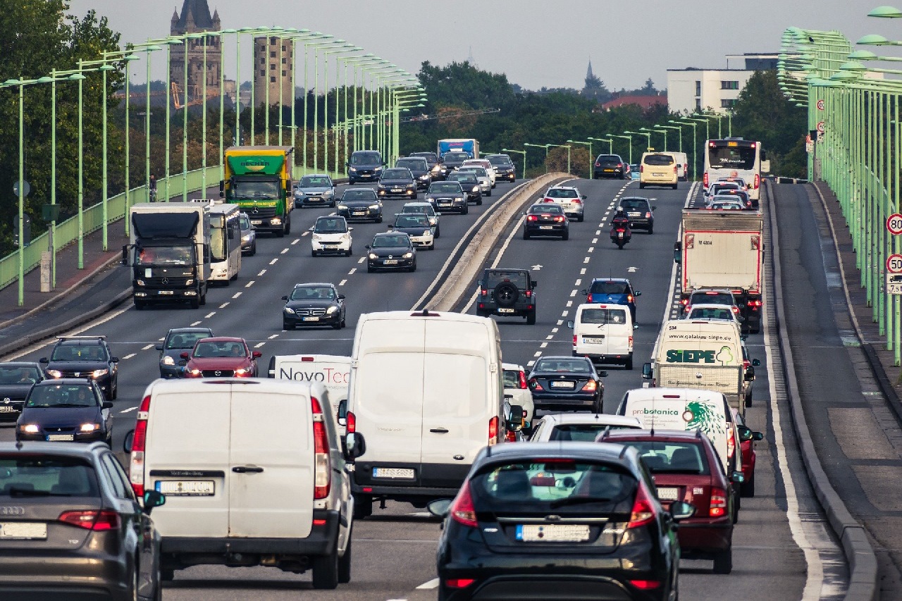 Hohes Verkehrsaufkommen auf der Zoobrücke in Köln. Foto Thomas B. (Pixabay 2020)