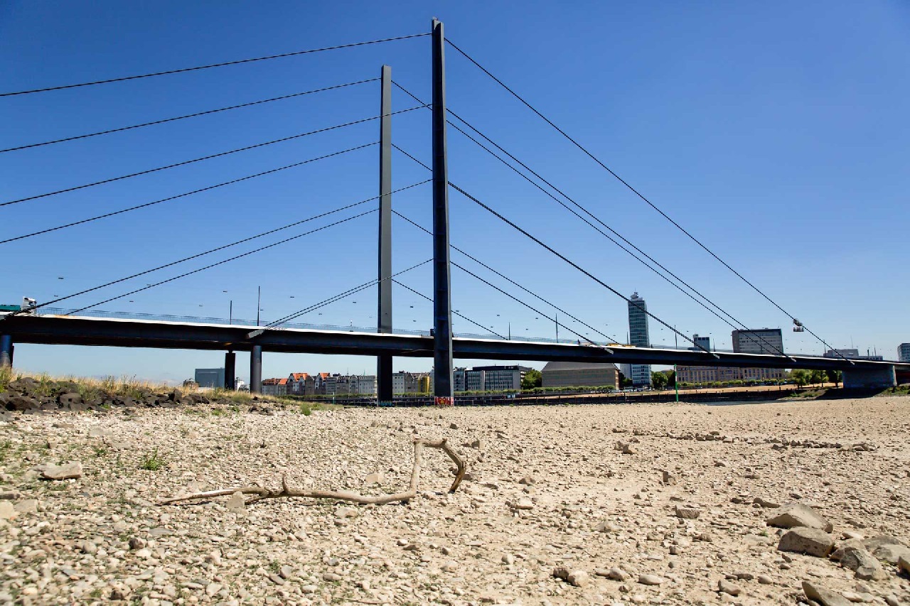 Rheinbrücke in Düsseldorf bei Niedrigwasser. Foto: © shokokoart/Adobe Stock