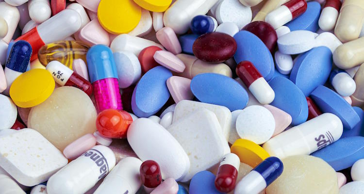 Viele gemischte bunte Tabletten und Kapseln.