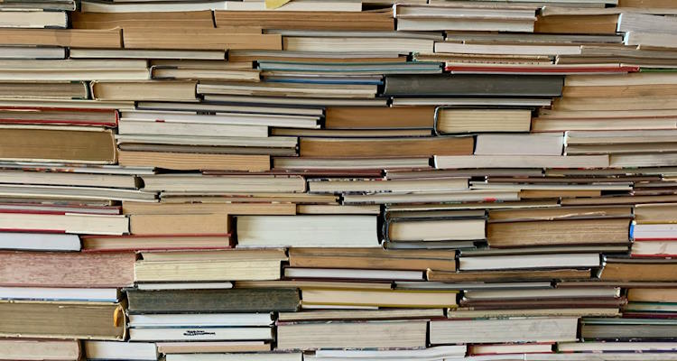 Viele übereinander gestapelte Bücher nebeneinander füllen das gesamte Bild