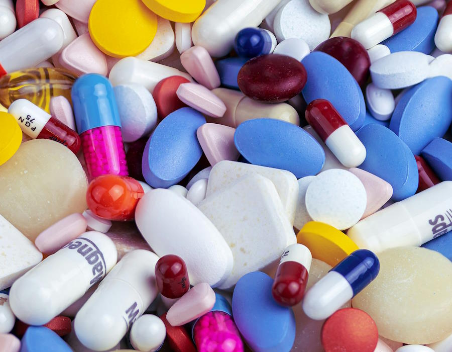 Viele gemischte bunte Tabletten und Kapseln. Viele gemischte bunte Tabletten und Kapseln.
