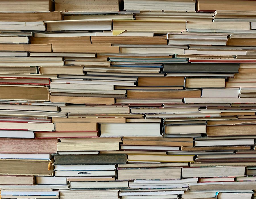 Viele übereinander gestapelte Bücher nebeneinander füllen das gesamte Bild Viele übereinander gestapelte Bücher nebeneinander füllen das gesamte Bild