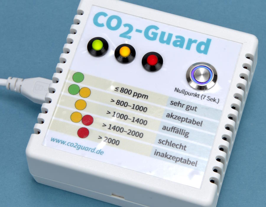 Symbolbild: Weißes, viereckiges Kohlendioxid-Messgerät aus Kunststoff mit leuchtender LED-Anzeige. Eine CO2-Ampel zeigt an, wann gelüftet werden muss. Dann leuchtet das Lämpchen gelb oder sogar rot. Symbolbild: Weißes, viereckiges Kohlendioxid-Messgerät aus Kunststoff mit leuchtender LED-Anzeige. Eine CO2-Ampel zeigt an, wann gelüftet werden muss. Dann leuchtet das Lämpchen gelb oder sogar rot.