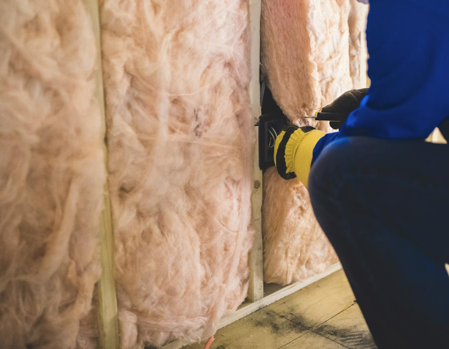 Symbolbild: Eine Person verlegt Dämmmaterial aus Mineralfasern beim Bau einer Trockenbauwand. Ältere Mineralfaserprodukte können gesundheitsschädlichen Faserstaub freisetzen. Symbolbild: Eine Person verlegt Dämmmaterial aus Mineralfasern beim Bau einer Trockenbauwand. Ältere Mineralfaserprodukte können gesundheitsschädlichen Faserstaub freisetzen.