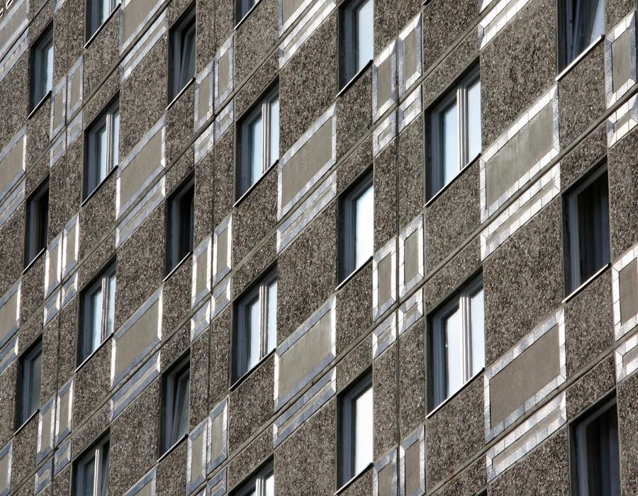 Symbolbild: Plattenbau mit vielen Fenstern. Alte Dehnungsfugen können PCB enthalten, das auch den Innenraum belastet. Symbolbild: Plattenbau mit vielen Fenstern. Alte Dehnungsfugen können PCB enthalten, das auch den Innenraum belastet.