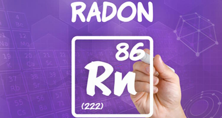 Symbolbild: „Chemisches Symbol für Radon in weißer Schrift auf lila Untergrund. Radon ist ein radioaktives Edelgas, das aus dem Erdreich in Gebäude eindringen kann.