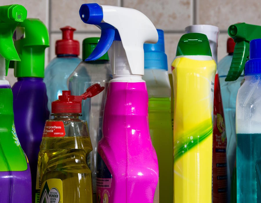 Symbolbild: Verschiedene Flaschen mit Putz- und Reinigungsmitteln. Reinigungsmittel sind eine Quelle für VOC. Symbolbild: Verschiedene Flaschen mit Putz- und Reinigungsmitteln. Reinigungsmittel sind eine Quelle für VOC.