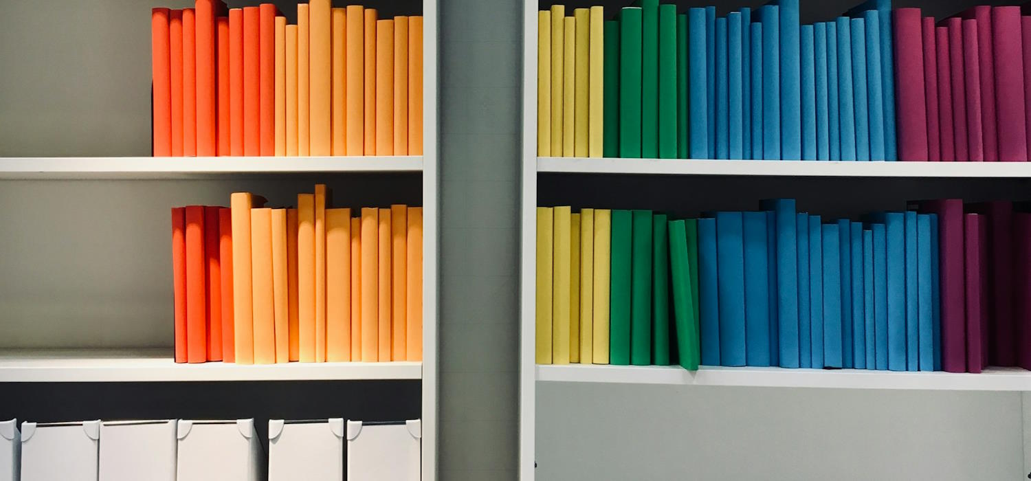 Symbolbild: Großes Bücherregal mit Ordnern und nach Farben sortierten Büchern. Umfangreiche Informationen finden Sie hier. Symbolbild: Großes Bücherregal mit Ordnern und nach Farben sortierten Büchern. Umfangreiche Informationen finden Sie hier.