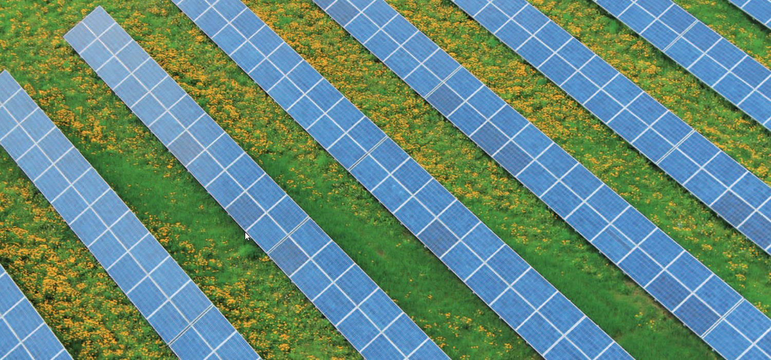 Luftaufnahme einer Photovoltaik-Freiflächenanlage in Schleiden-Herhahn