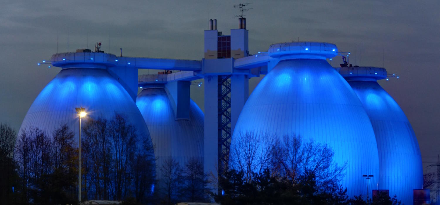 Kläranlage Bottrop in der Welheimer Mark. Das Bild zeigt die blau beleuchteten Faultürme bei Nacht. Kläranlage Bottrop in der Welheimer Mark. Das Bild zeigt die blau beleuchteten Faultürme bei Nacht.