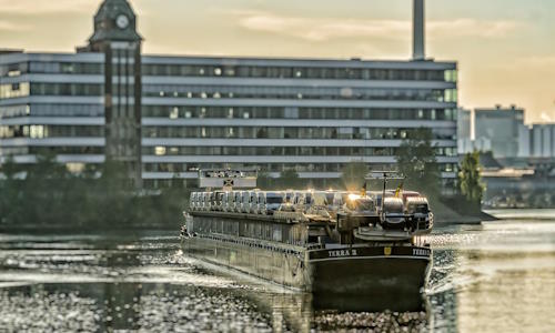 Ein mit Fahrzeugen beladenes Schiff auf dem Rhein bei Düsseldorf