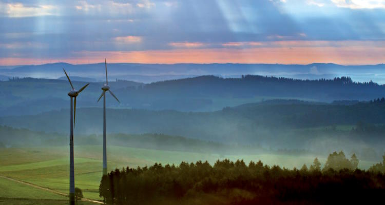 Landschaft mit Windrädern, fotografiert aus einem Heißluftballon bei Reichshof-Erdingen