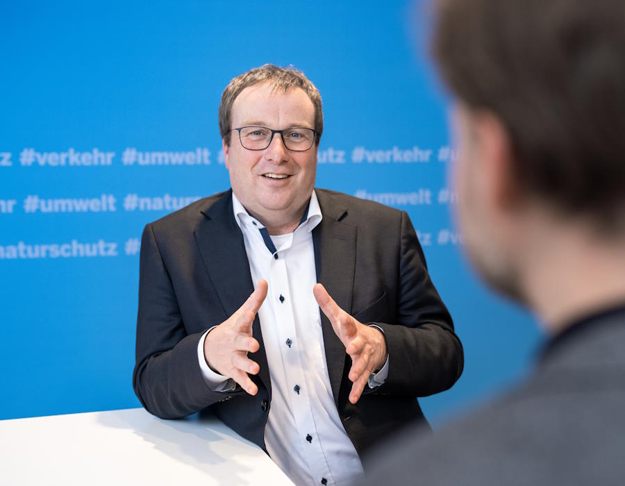 Portraitfoto von Oliver Krischer |  Minister für Umwelt, Naturschutz und Verkehr NRW