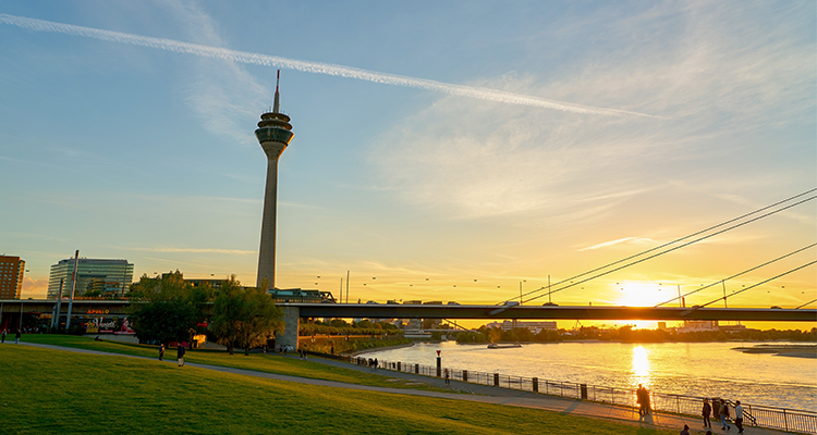 Düsseldorf, Deutschland - ca. September 2018: die Wiese an der Rheinpromenade bei Sonnenuntergang.