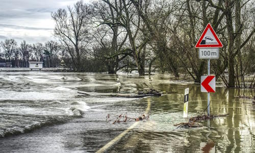 eine durch Hochwasser überschwemmte Straße