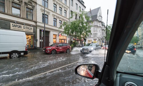 Autos auf einer überfluteten Straße