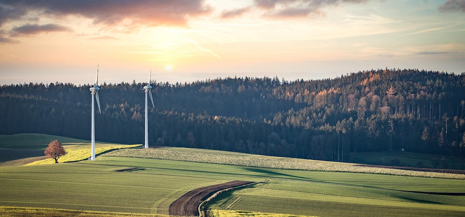 Windenenergieanlagen mit Waldflächen im Hintergrund Windenenergieanlagen mit Waldflächen im Hintergrund